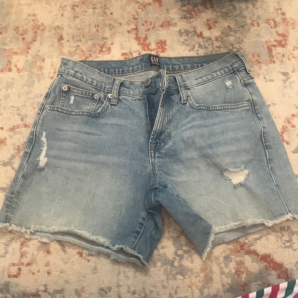28 regular 5” short gap Jean shorts